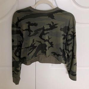 Aritzia TNA camo crop top - size XS